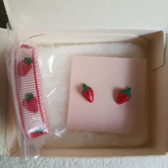 Avon Other - Avon 1984Vintage strawberry Gift set studs pierced WITH ribbon